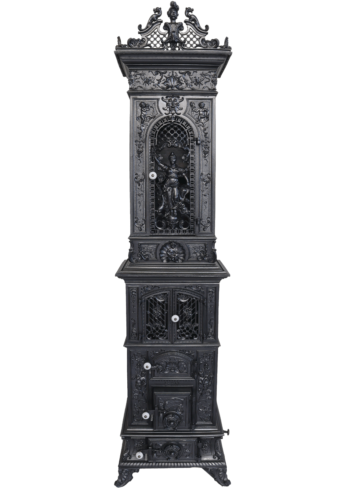 Barock-inspirierter Ofen aus dem Historismus (1850-1890) in der Frontansicht, verziert mit Rocallien, Flechtwerk, Amphoren, Muscheln und Blumenfriesen.