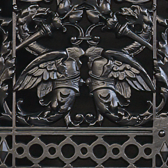 Ansicht auf die Tür des Warmhaltefachs: Filigranes Gitterwerk mit Mauresken und figürlichen Motiven und ineinander verschlungene Ranken.
