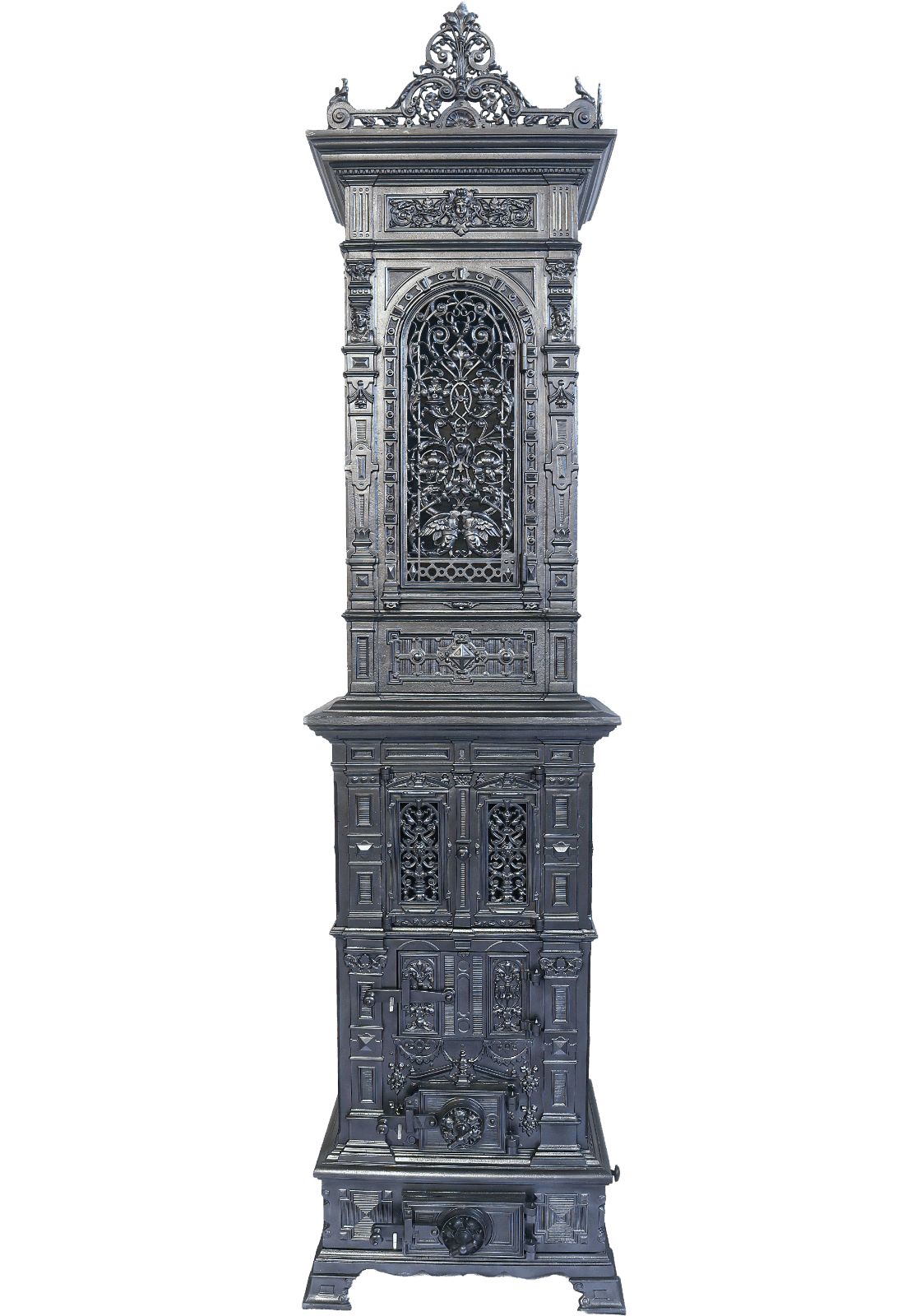 Prunkvoller historischer Ofen in der Frontansicht, gegossen in der Norder Hütte. Reich verzierte Ornamente des Historismus und eine Warmhaltefachtür mit feinem Gitterwerk.