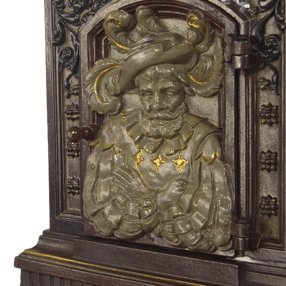 Aufwendige Türgestaltung eines historischen Gussöfen mit plastischem Relief eines Renaissance-Edelmanns, hervorgehoben durch goldene Akzente.