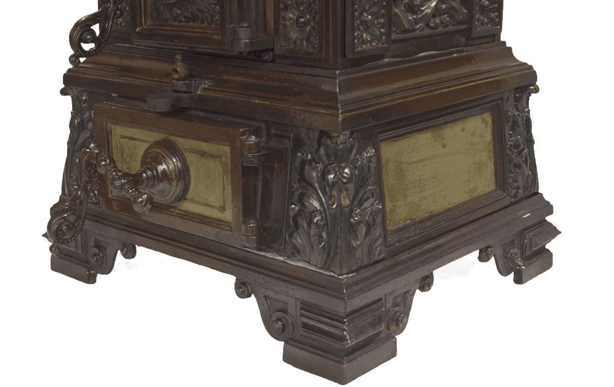 Massiver Sockel eines alten Ofens mit Emaille.