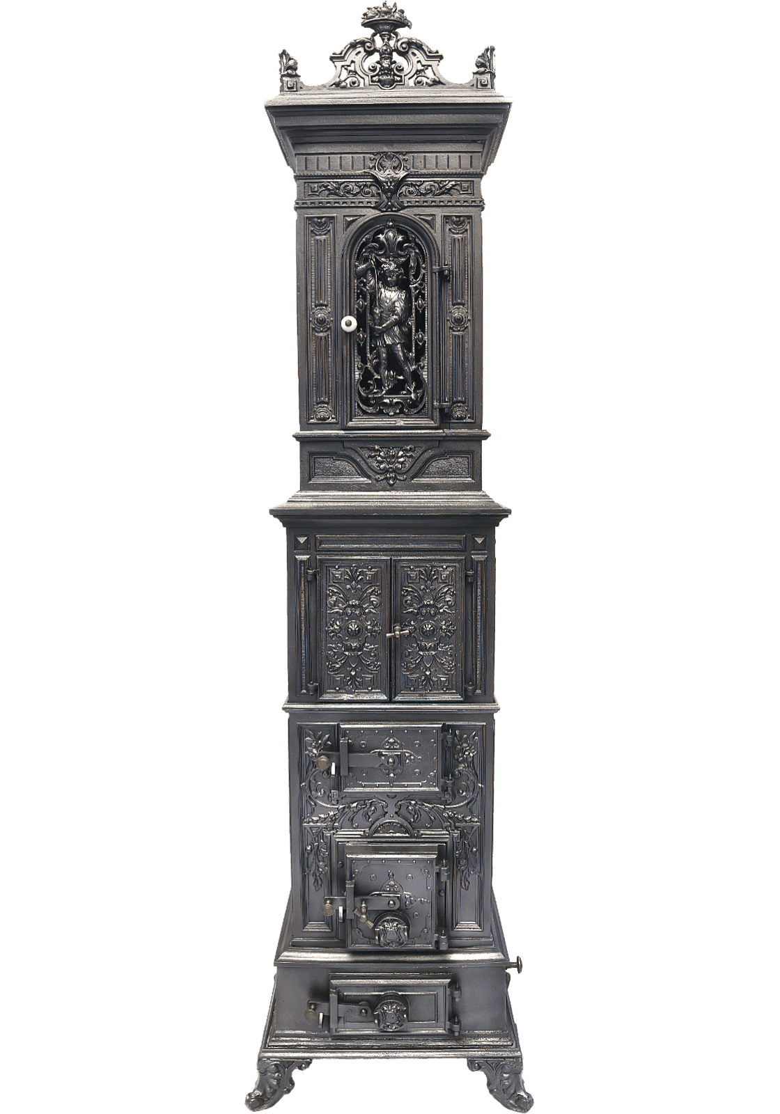 Frontansicht: Eleganter Ofen von Boekhoff & Co. mit Naturmotiven, geometrischen Formen und filigranen Friesen.