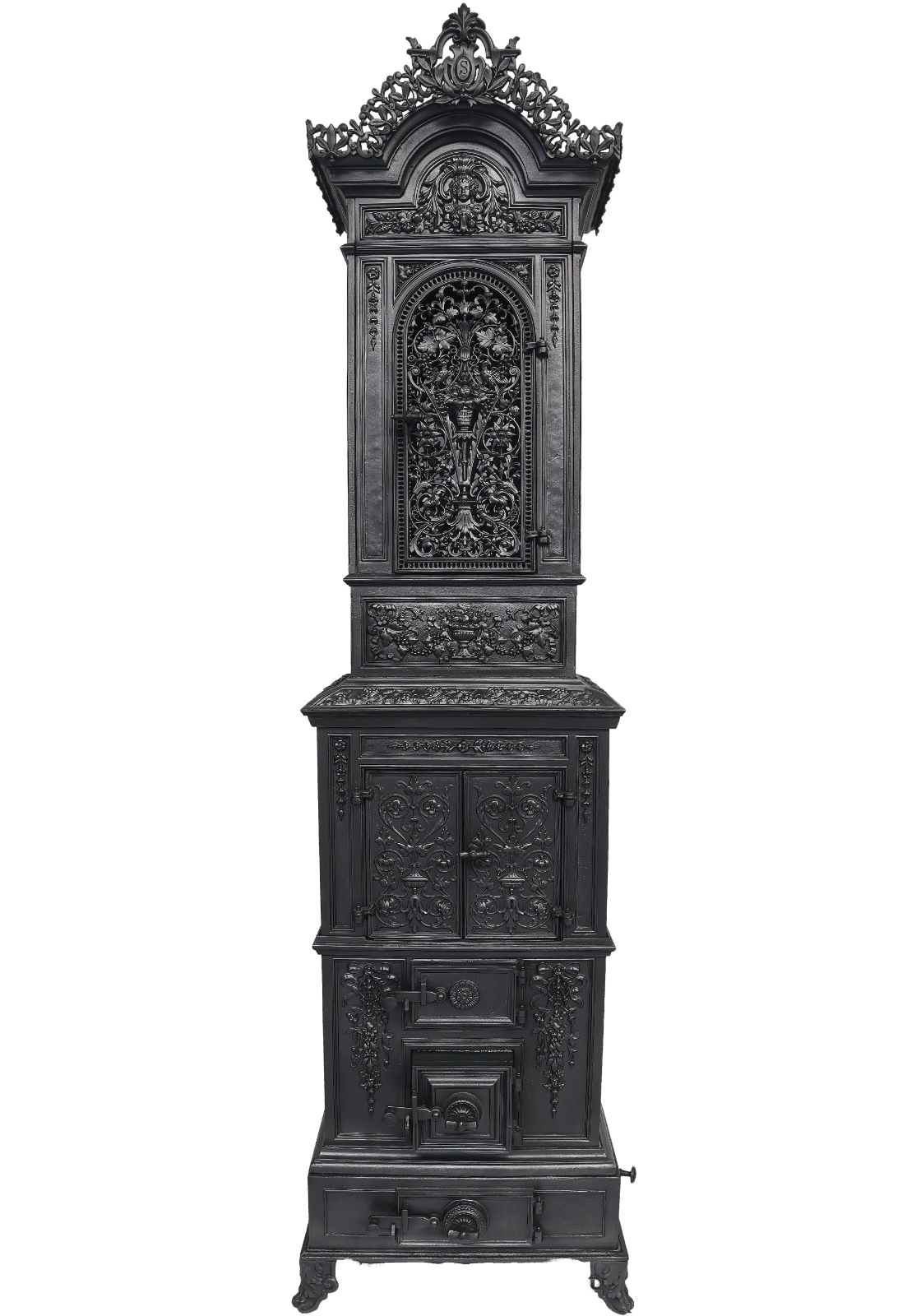 Frontansicht eines antiken Gusseisenofens von 1880 mit Trauben- und Obstmotiven und floraler Ornamentik.