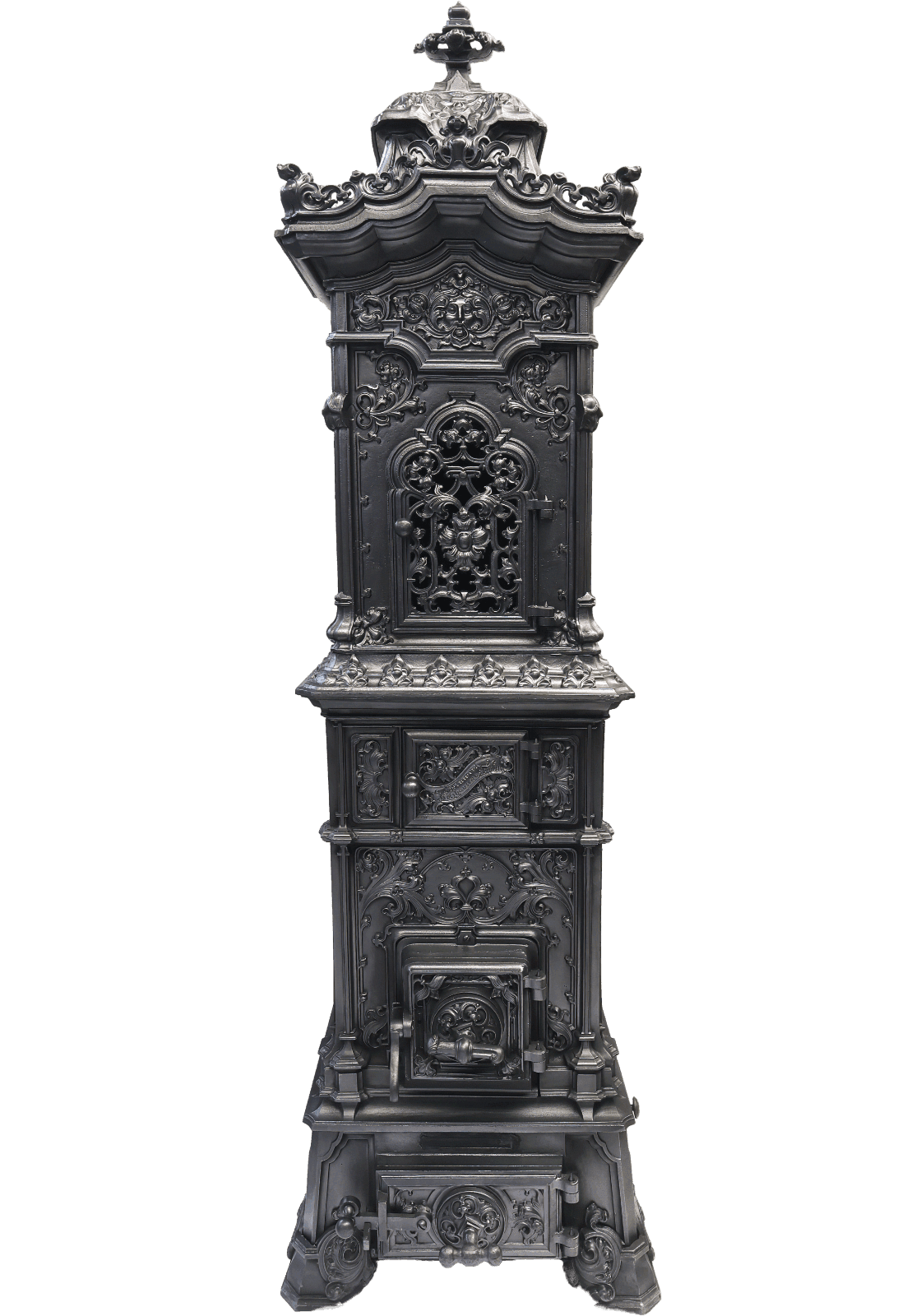 Prunkvoller Ofen von 1885 in der Frontansicht mit barocken Motiven und Arabesken, pilasterartige Eckleisten.