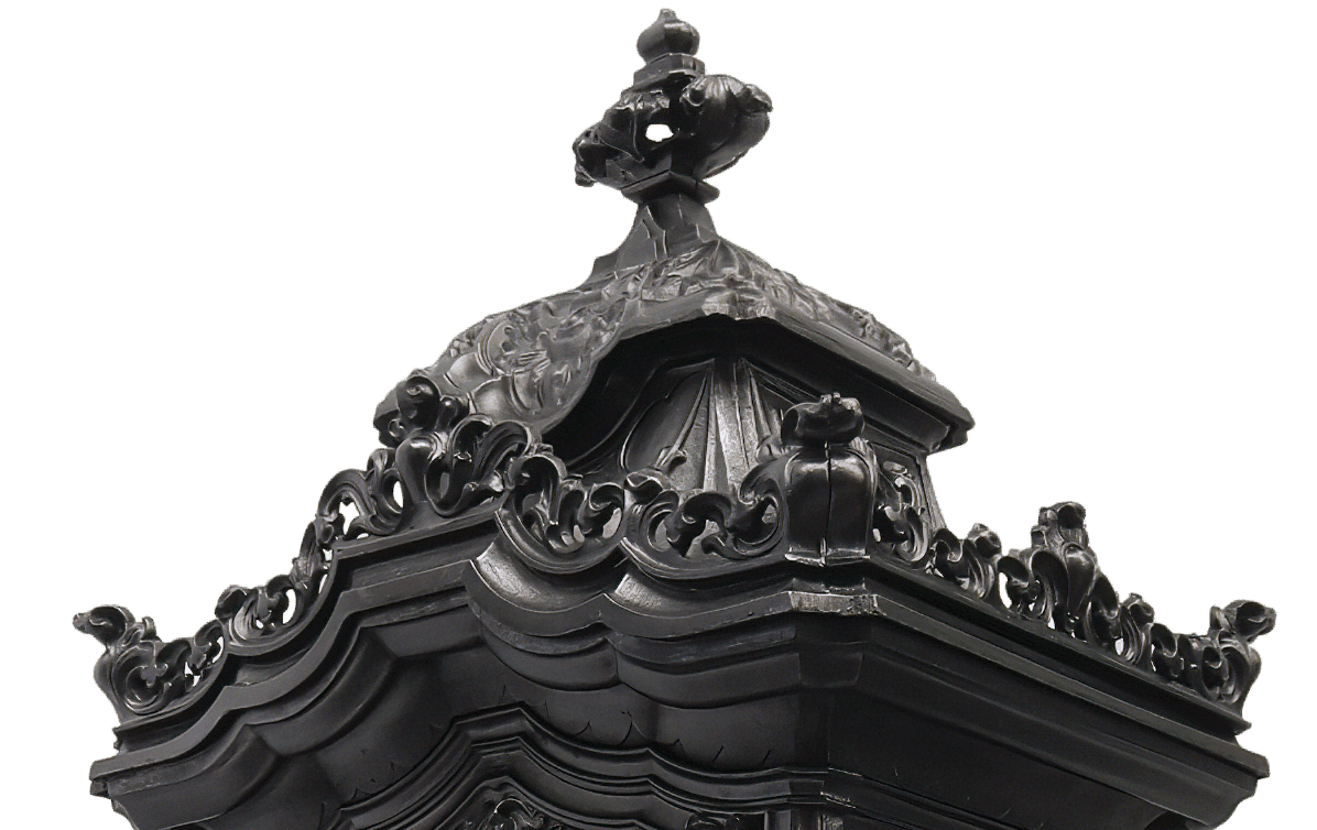 Opulent gestaltete Krone mit Ecken, die ein geschlossenes Gitter um den Ofen bilden.