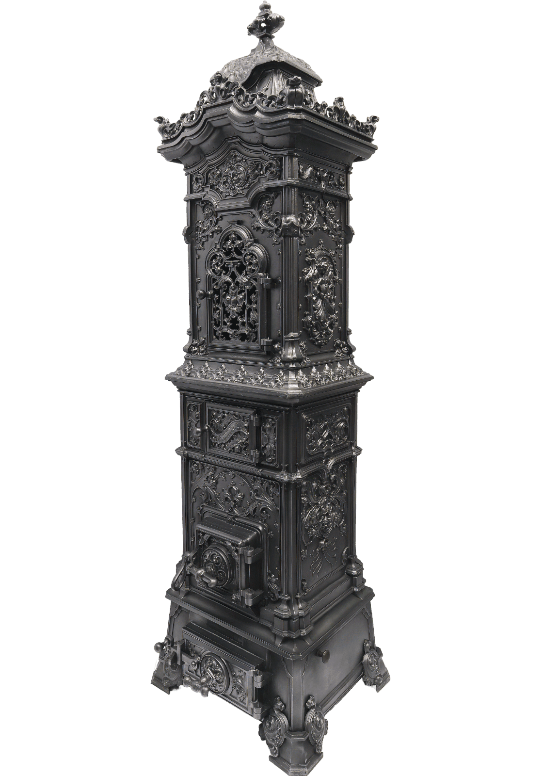 Prunkvoller Ofen von 1885 mit barocken Motiven und Arabesken, pilasterartige Eckleisten, in der Seitenansicht.