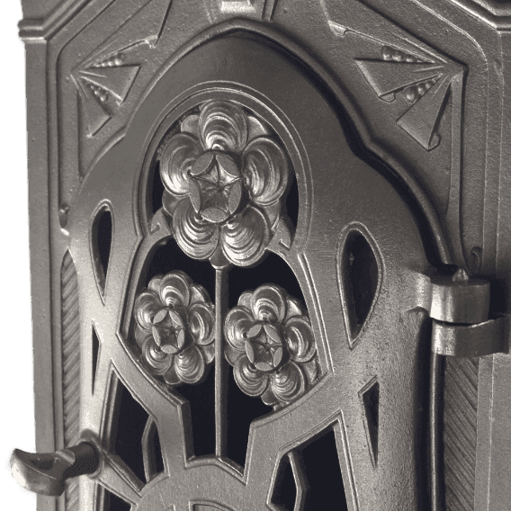 Nahaufnahme einer Ofentür mit Blumen-Ornamenten im Jugendstil.