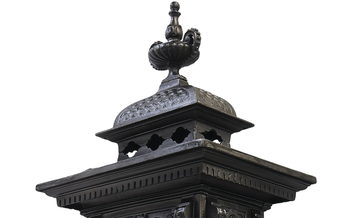 Vasenförmige Ofenkrone mit kunstvollen Details, die den luxuriösen Charakter des antiken Ofens betont.